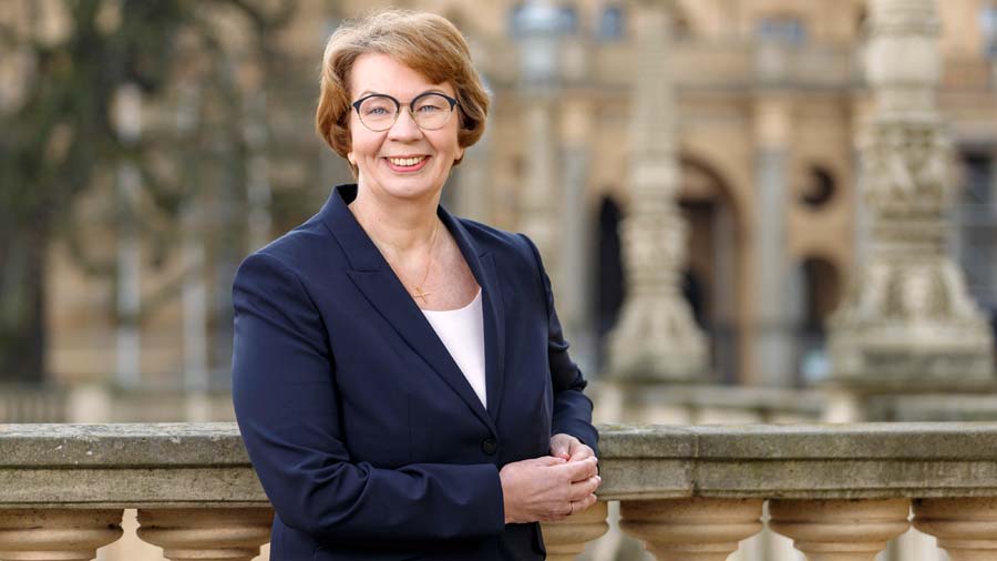 Frau mit blonden Haaren und blauem Blazer