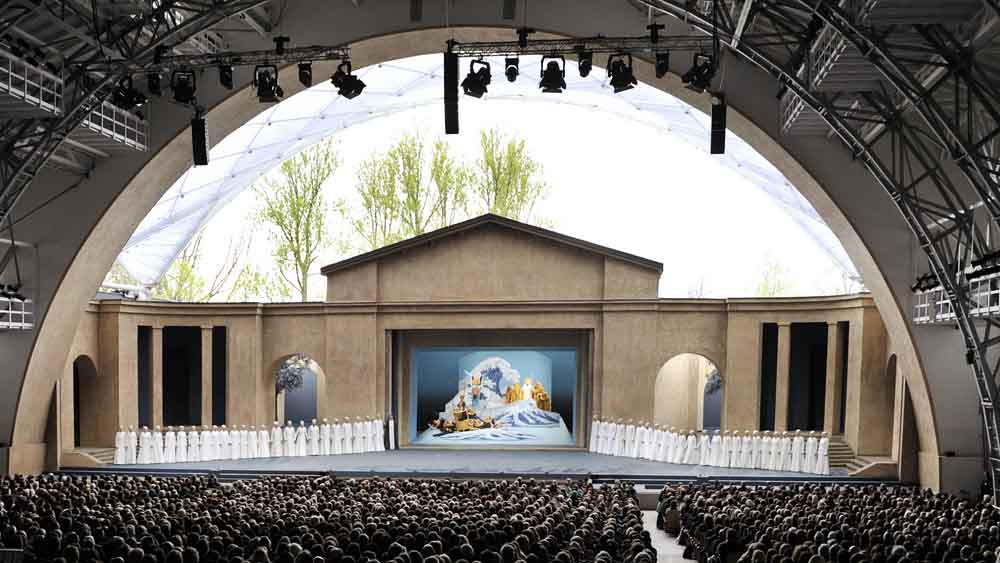 Das vollbesetzte Passionstheater in Oberammergau