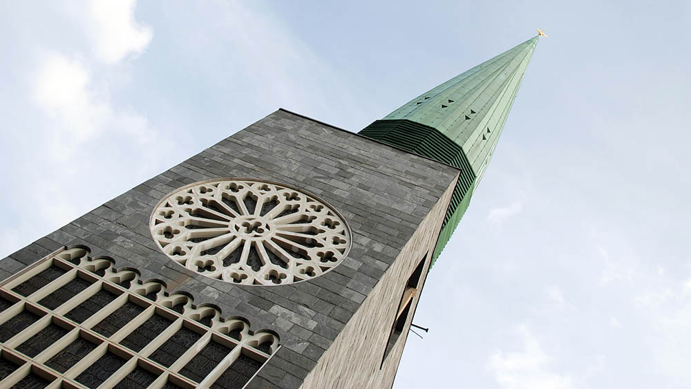 Kirchturm in Nahaufnahme