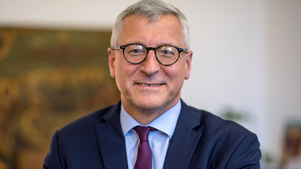 Mann mit Brille im blauen Anzug