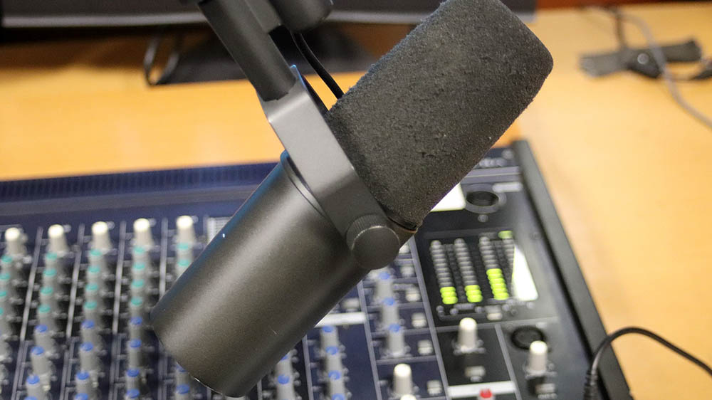 Mikrofon über einem Mischpult