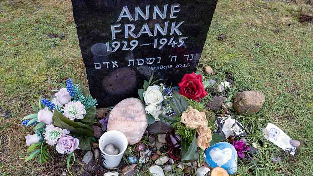 Grabstätte von Anne Frank von Blumen umsäumt