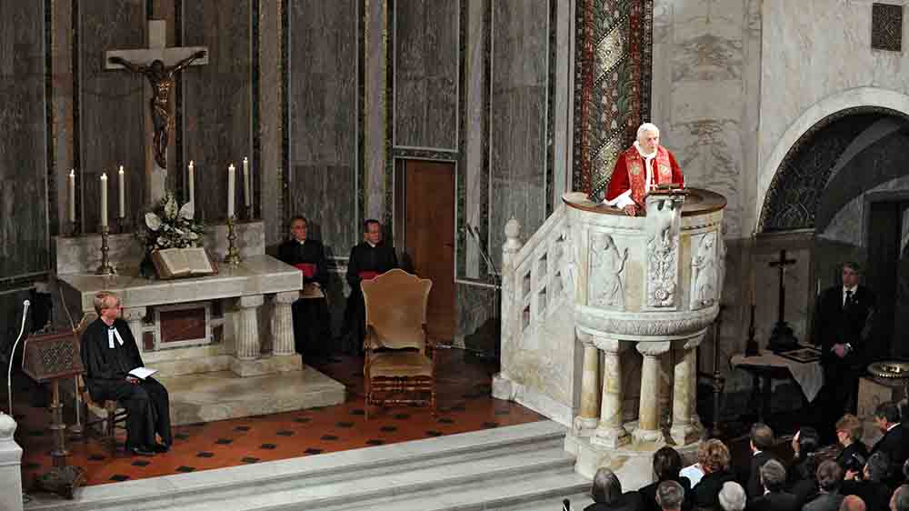 Papst steht auf einer Kanzel und spricht
