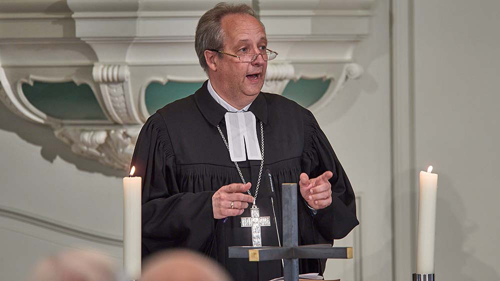 Stäblein predigt auf einer Kanzel