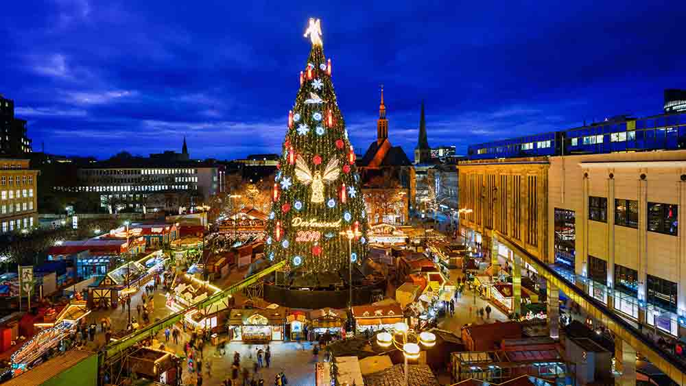 Luftaufnahme des Dortmunder Markts mit großem beleuchteten Weihnachtsbaum
