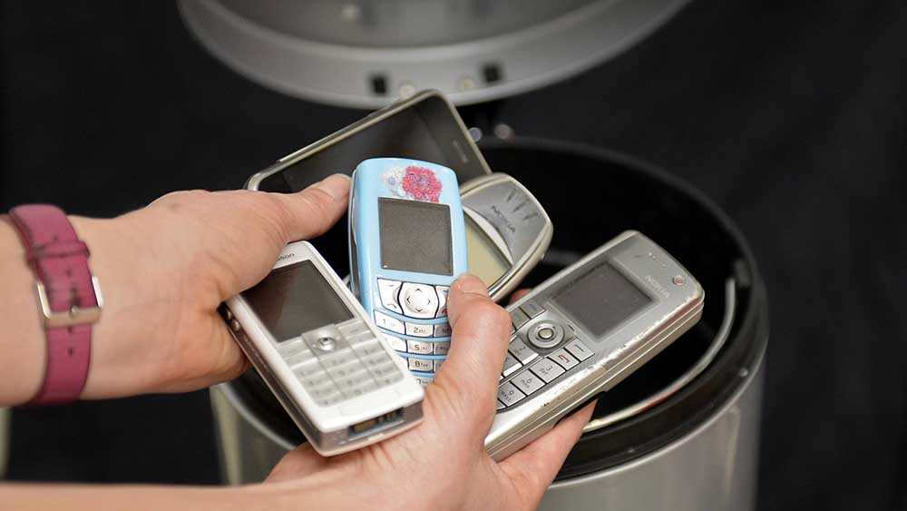 Handy wirft Handys in einen Mülleimer