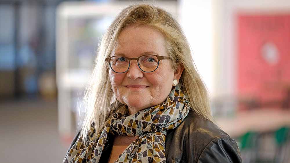 Porträtfoto Frau mit blonden Haaren und Brille