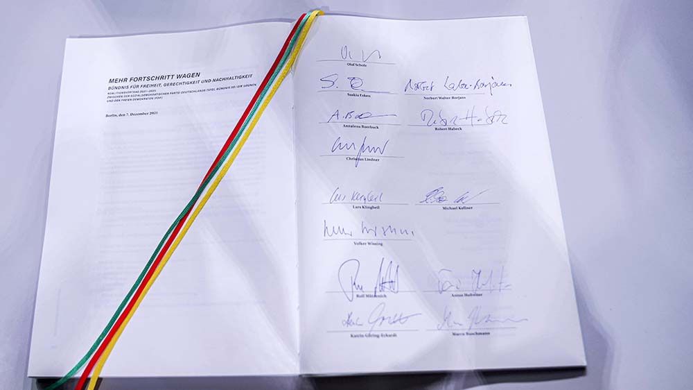 Nahaufnahme der Unterschriften der Parteivorsitzenden im Koalitionsvertrag.