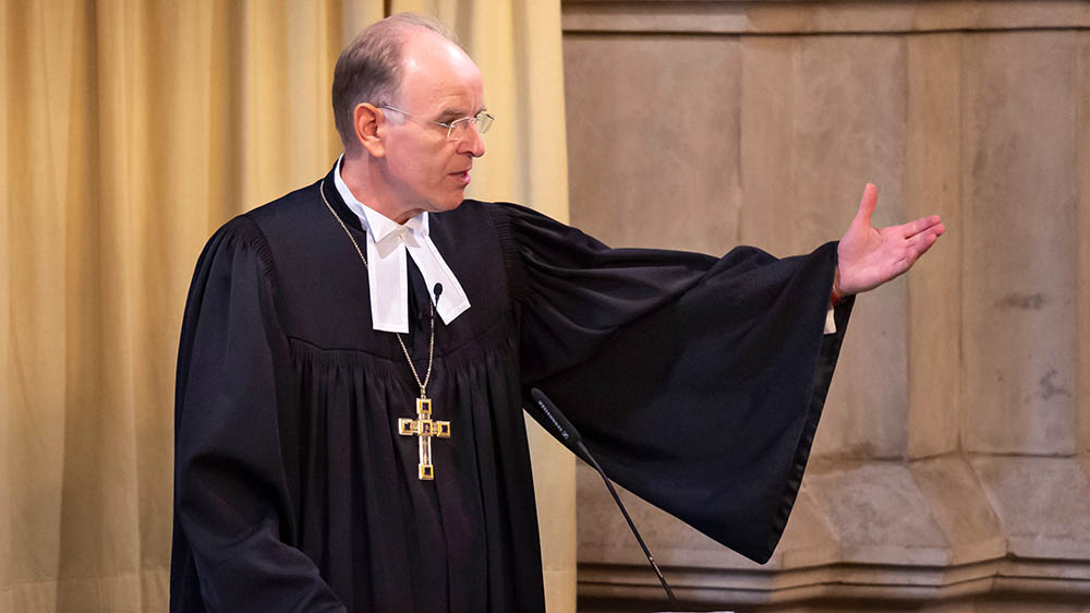 Meister im Talar bei Predigt auf Kanzel