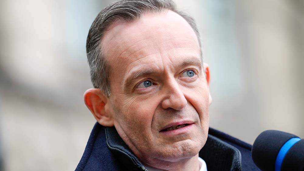 Porträtfoto Mann mit blauer Jacke