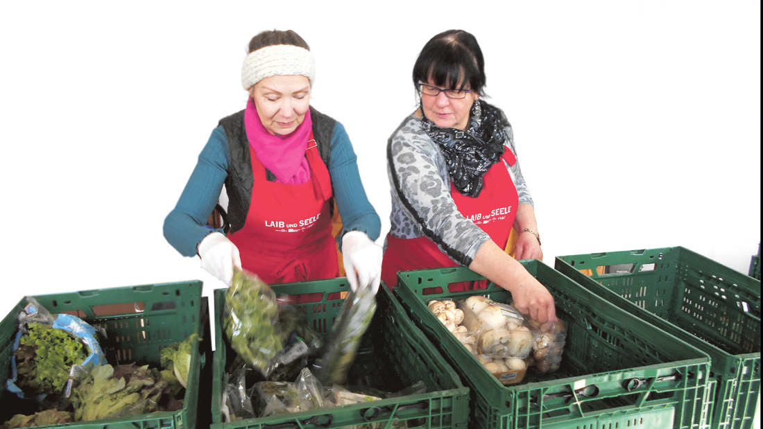 Zwei Helferinnen bei der Berliner Tafel
