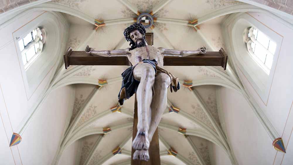 Jesus-Figur an einem Kreuz in einer Kirche