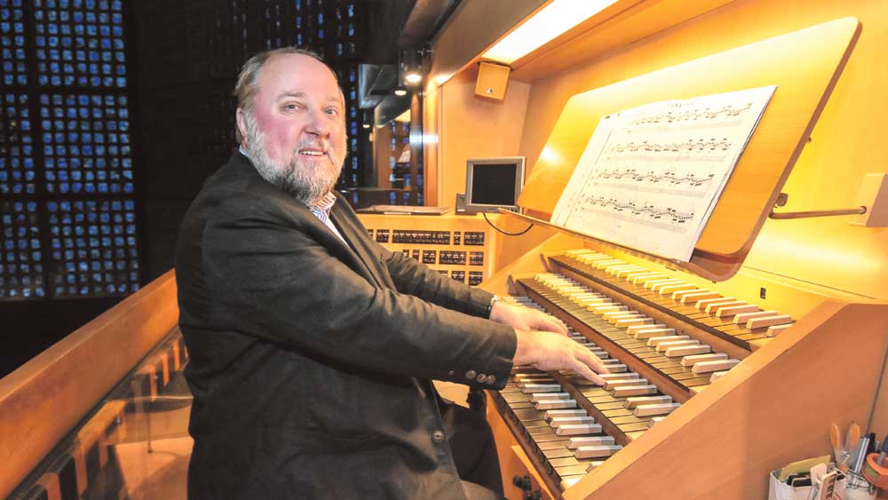 Helmut Hoeft an der Orgel in der Kaiser-Wilhelm-Gedächtniskirche