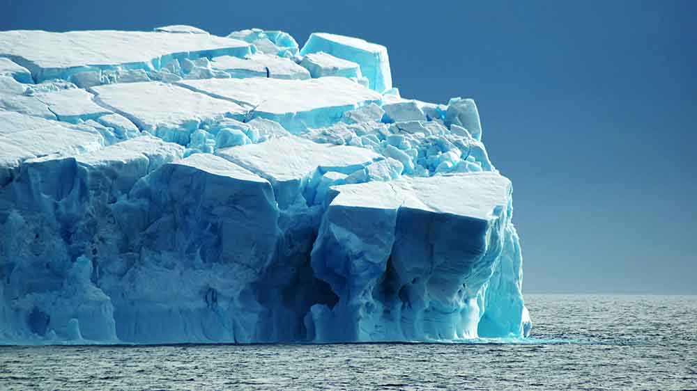 Riesiger Eisberg schwimmt im Wasser