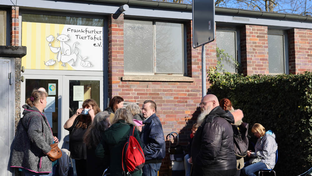 Kunden vor der Frankfurter Tiertafel