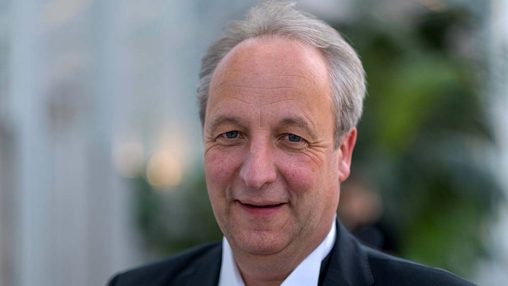 Porträtfoto Mann im Anzug mit grauen Haaren