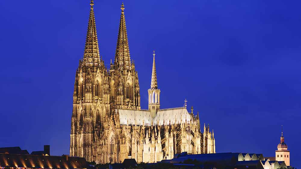 Blick auf den angeleucteten Kölner Dom bei Nacht