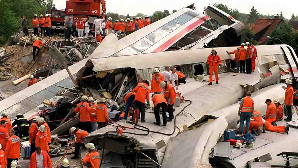 Feuerwehrleute an einem entgleisten Zug