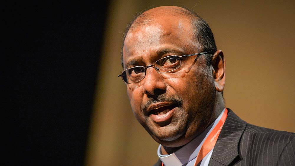 Porträtfoto dunkelhäutiger Mann mit Halbglatze