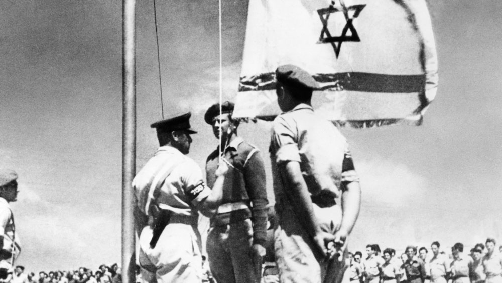 Aufziehen der israelischen Staatsflagge am Fahnenmast zur Gründung des Staates Israel am 14.Mai 1948.