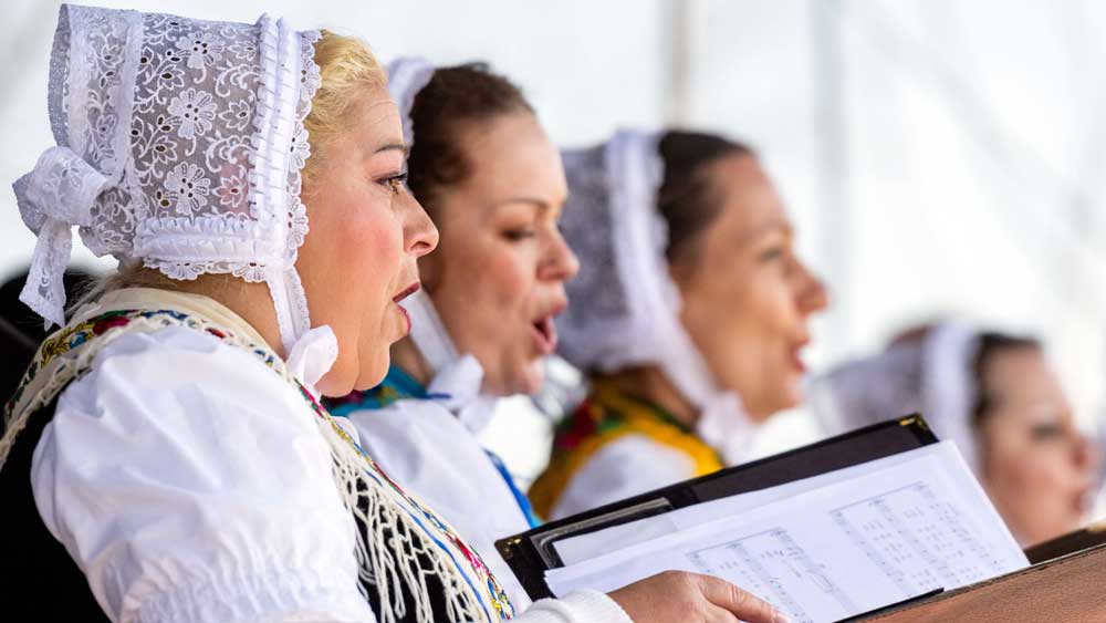 Sorbische Sängerinnen in Trachten