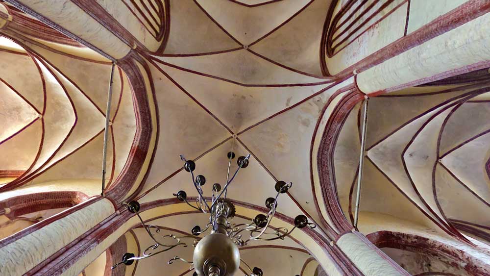 Der Blick an die Kirchendecke