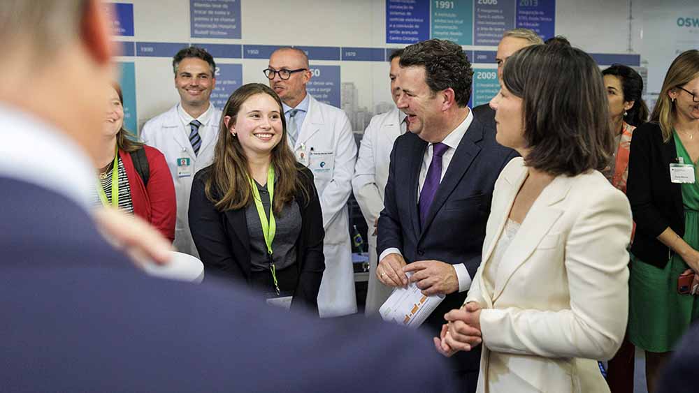 Heil und Baerbock im Gespräch mit Mitarbeitern in einem Krankenhaus