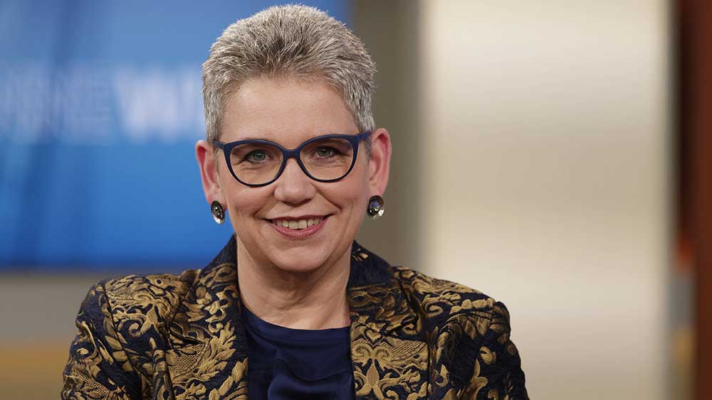 Porträtfoto Frau mit Brille und kurzen Haaren