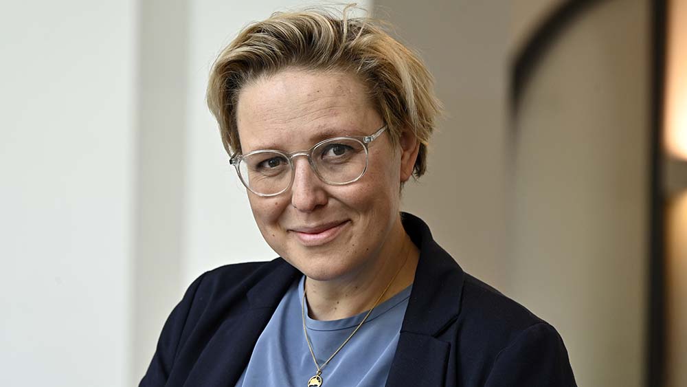 Blonde Fraue mit Brille