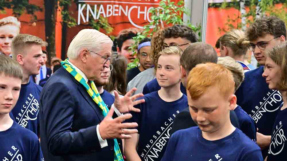 Steinmeier im Gespräch mit Jungen