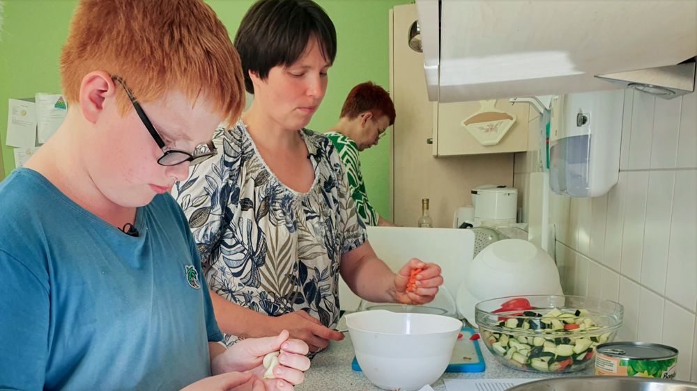 Simon und seine Mutter Theresa in der Küche des Diakoniekrankenhauses in Bremen