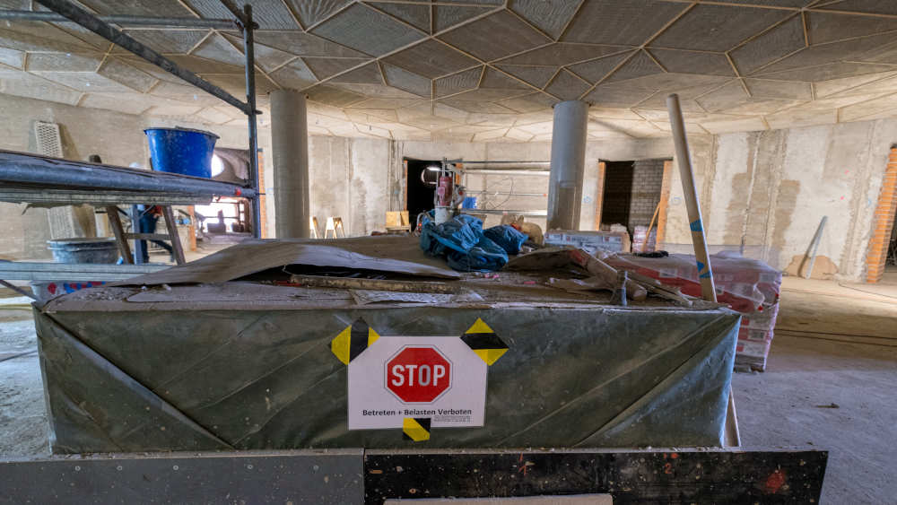 Verpackter Altar in der Unterkirche der St. Hedwigs-Kathedrale in Berlin