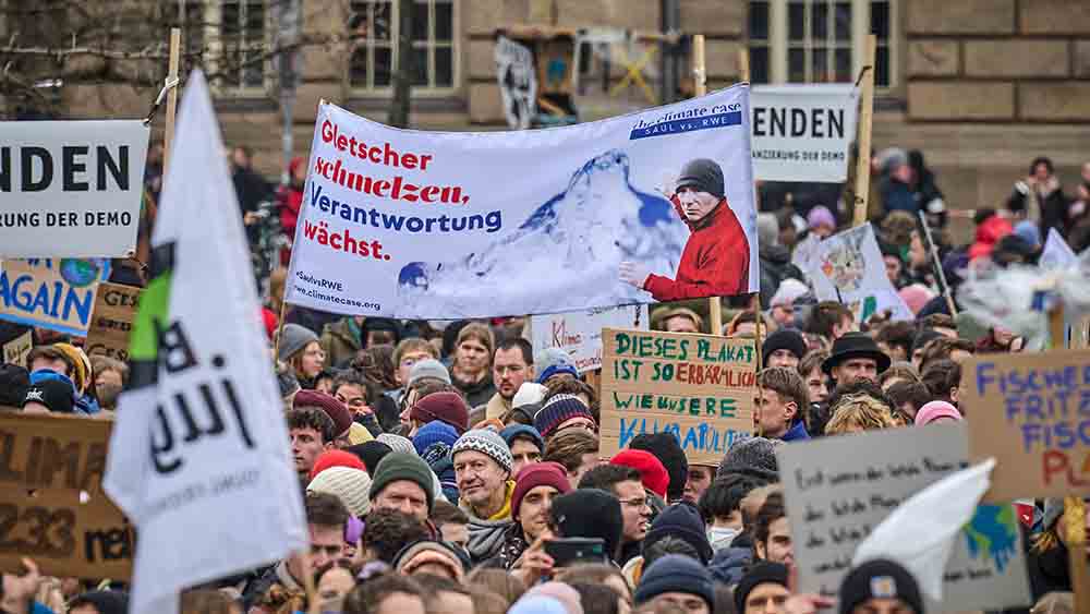 Große Demo auf einer Straße mit zahlreichen Menschen