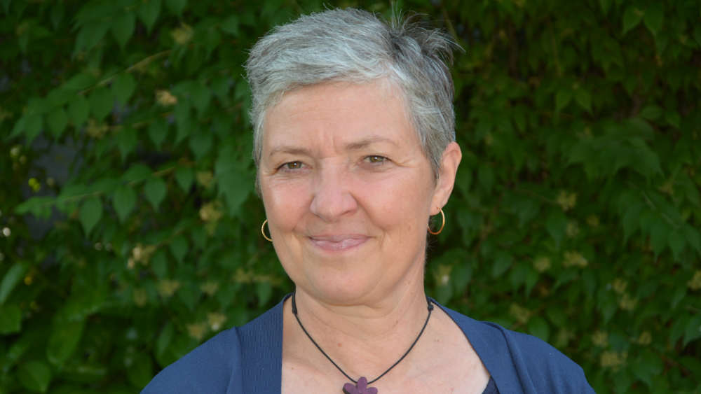 Sabine Fries wuchs als Tochter gehörloser Eltern auf