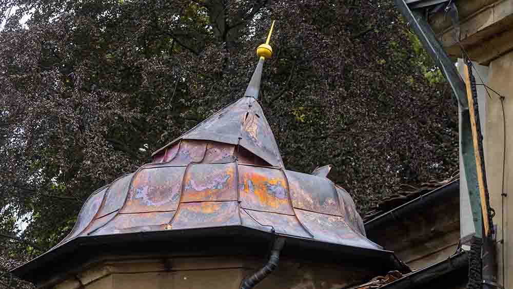 Dach eines Turms, das zerstört ist