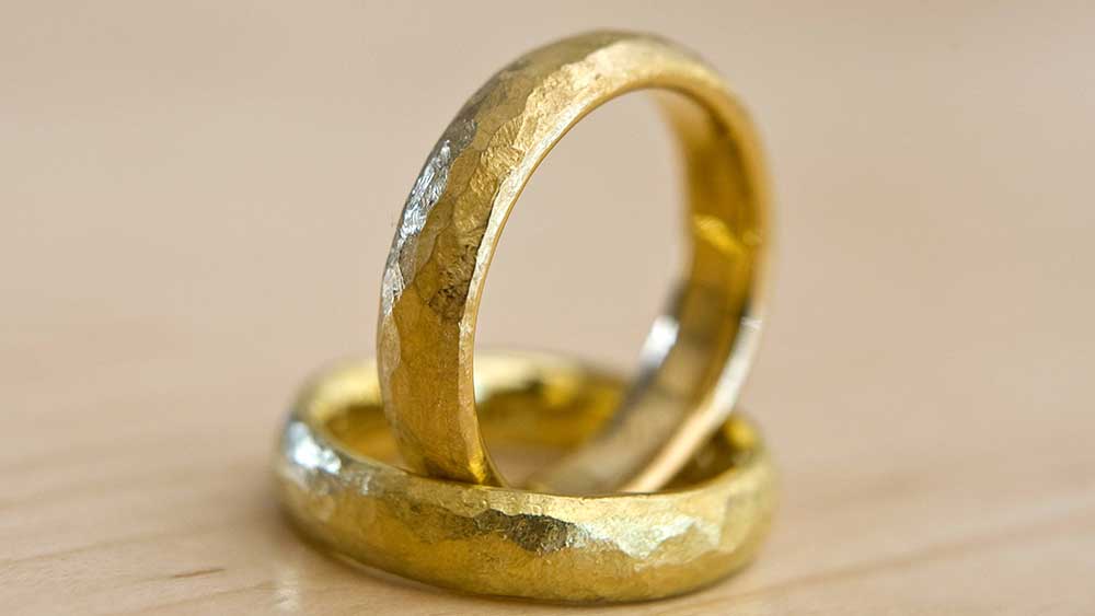 Zwei goldene Hochzeitsringe