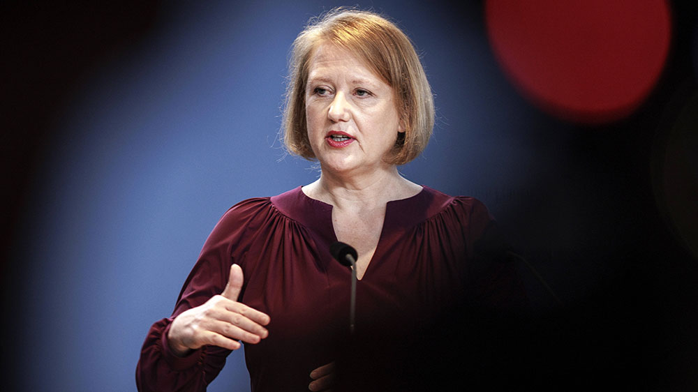 Blonde Frau im roten Pullover spricht