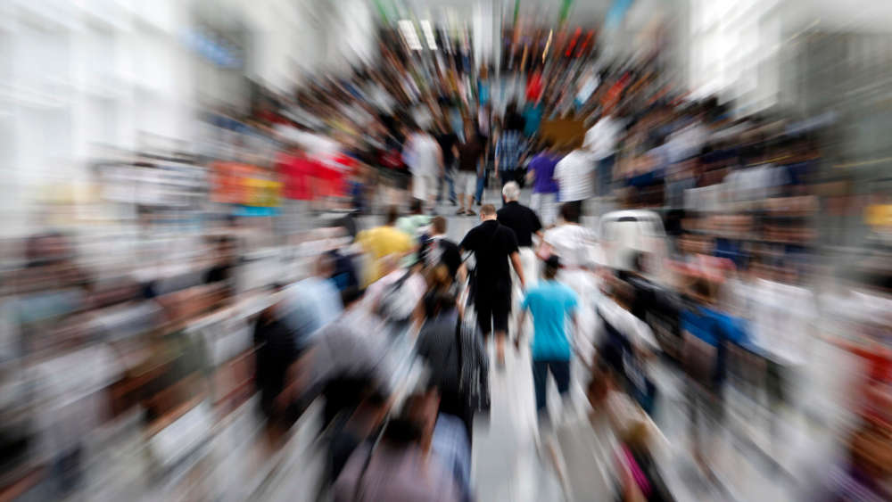 Menschenmassen auf einer Messe