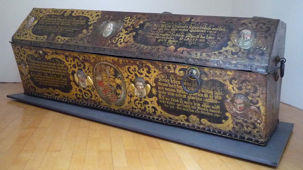 Alter, prunkvoller Sarg in einem Museum