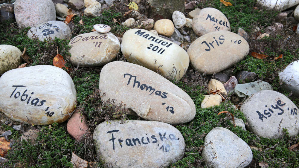 Trauergarten mit Namenssteinen verstorbener Jugendlicher des Jugendhospiz Balthasar in Olpe