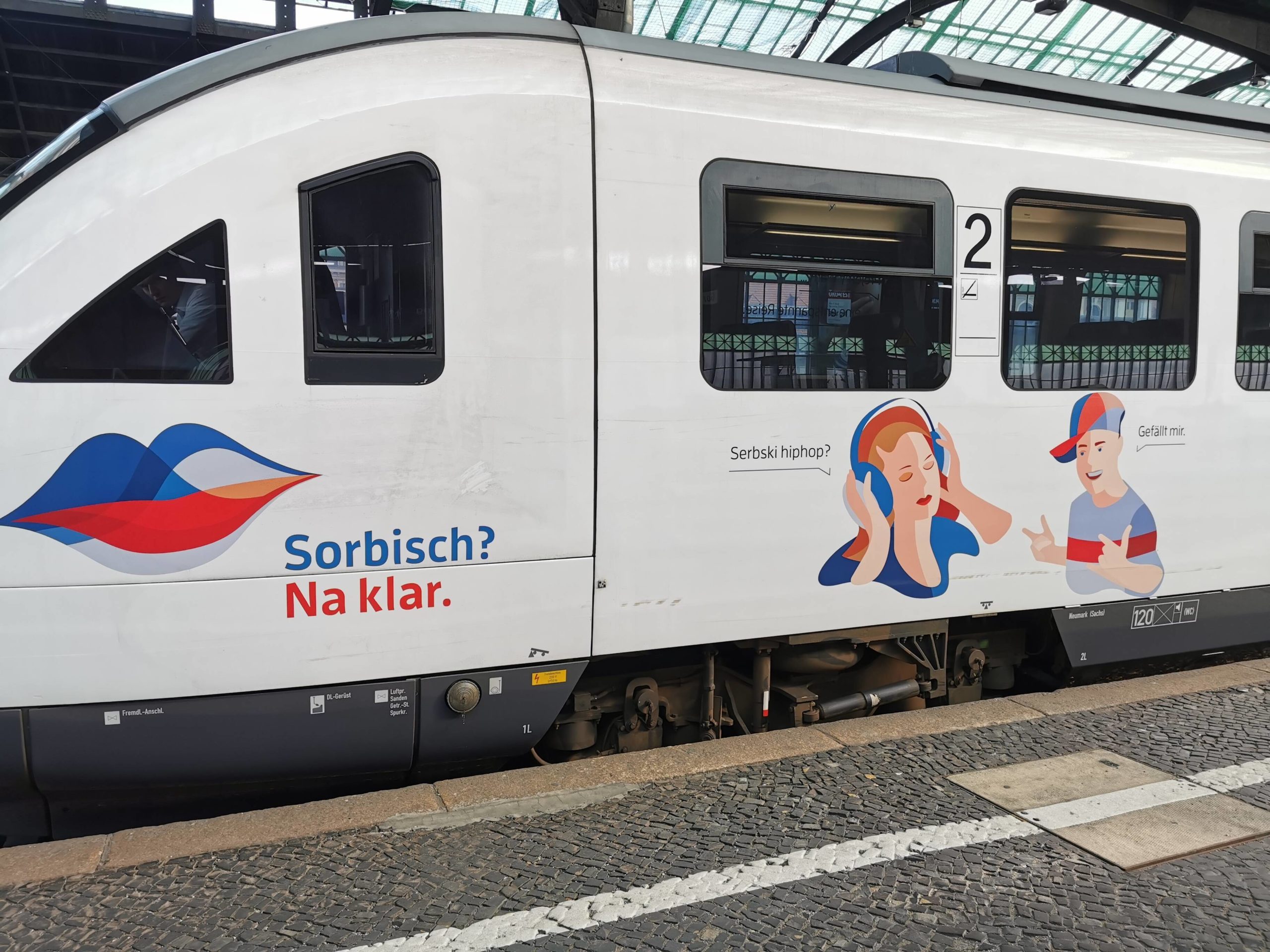Ostsächsische Bahn mit Werbung für die sorbische Sprache