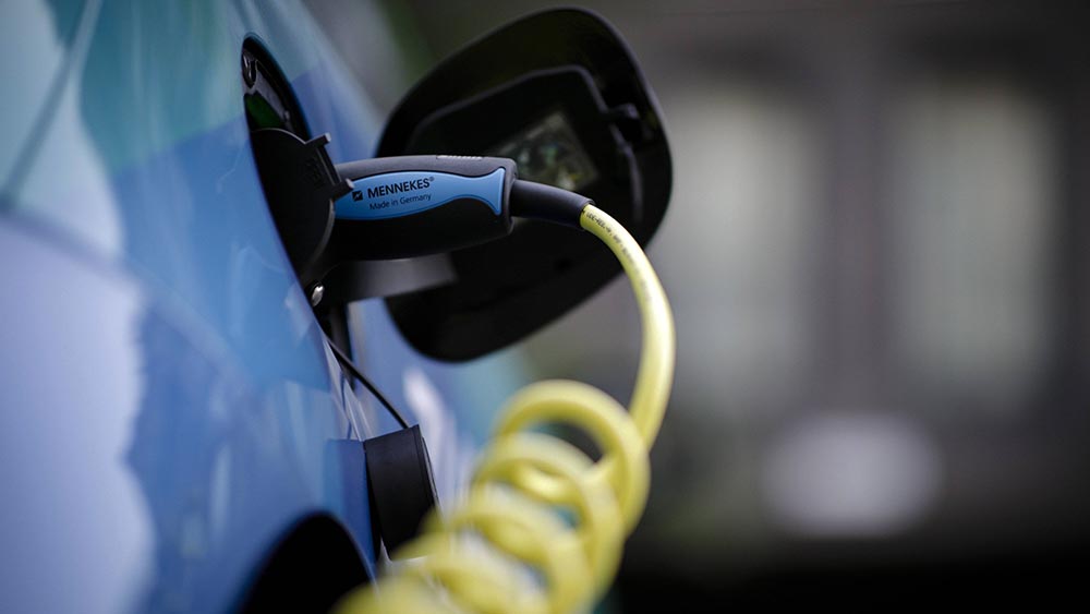 Nahaufnahme eines E-Autos, das gerade aufgeladen wird