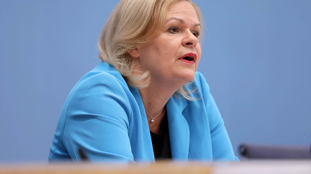 Blonde Frau im blauen Blazer