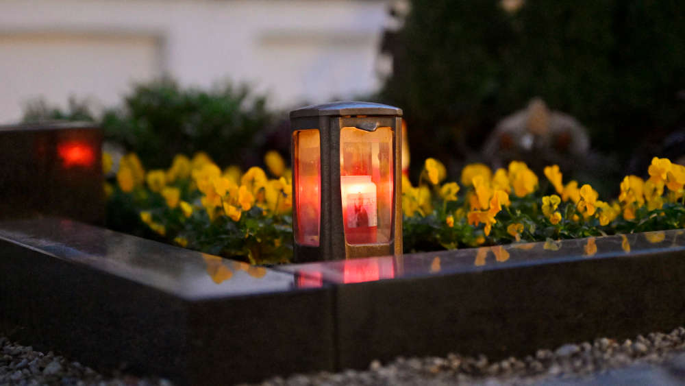 Fachleute raten von batteriebetriebenen LED-Grablichtern ab