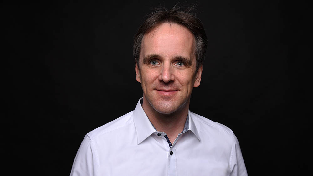 Porträtfoto Mann im weißen Hemd