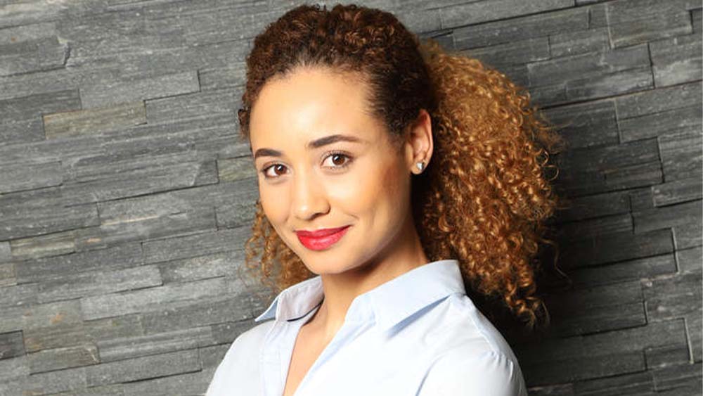 Junge Frau mit dunklerer Haut und lockigen Haaren