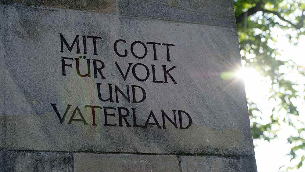 Ein Kriegerdenkmal mit der Inschrift "Mit Gott für Volk und Vaterland"