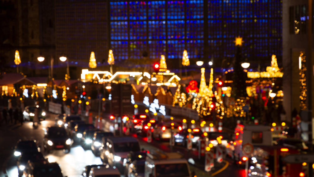 Autoverkehr in der Nacht am Weihnachtsmarkt