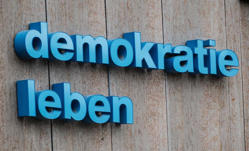 Logo "Demokratie leben" auf einer Hauswand