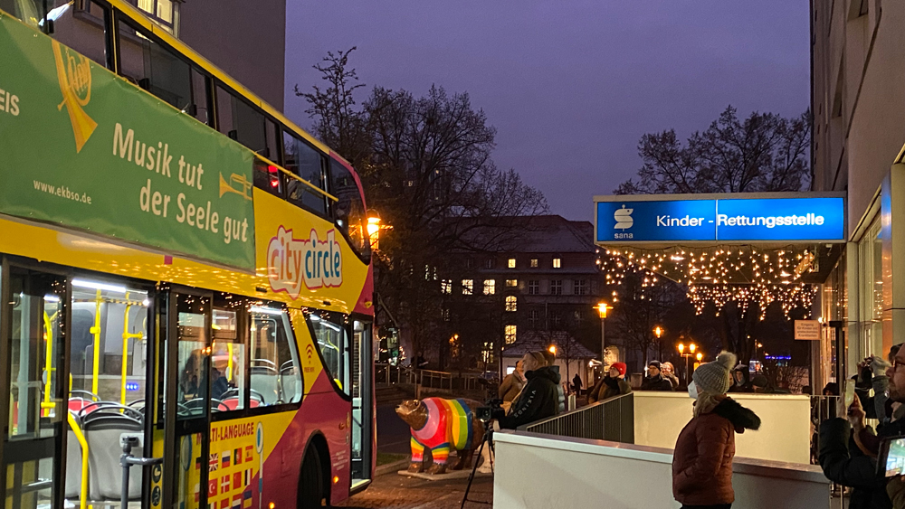 Bus mit Musikern vor dem Eingang einer Rettungsstelle